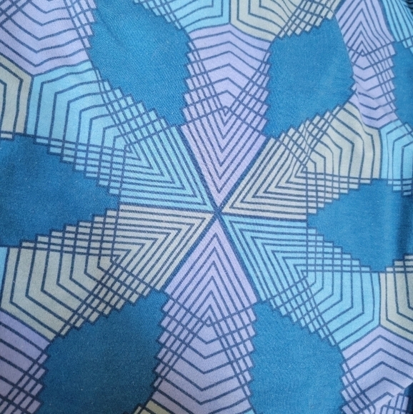 LuLaRoe☆ Randy 3/4 Sleeve Crewneck Blue Graphic/Black Trim & Sleeves Size 2XL - Picture 3 of 4